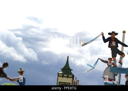 Impressionen von der Theresienwiese in München, 13 Tage vor der Eröffnung des Oktoberfestes. Im Vordergrund die Trachtenbaum (Kostüme) vor der Ochsenbraterei, hinter dem Kühlturm der Augustiner-Festhalle. Stockfoto