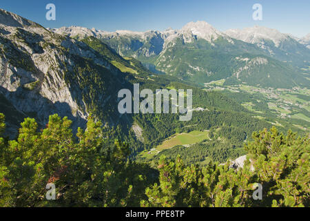 Panorama vom Kehlstein am Königssee und Watzmann, Berchtesgaden. Hitler erhielt Eagle's Nest als Geschenk für seinen 50. Geburtstag, heute ist es eine der beliebtesten Attraktionen im Berchtesgadener Land. Panoramablick auf die Berchtesgadener Alpen, Koenigssee, Untersberg. Stockfoto