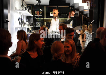 DJ bei der Eröffnung des Karl Lagerfeld in der Maffeistrasse im Zentrum von München. Stockfoto