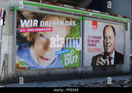 Landtagswahl und Bundestagswahl 2013: Ein Wahlplakat der SPD-Kanzlerkandidat Peer Steinbrueck hängt im Zentrum von München neben einem Plakat von Bündnis 90/Die Grünen. Stockfoto