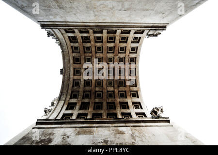 Das siegestor auf der Leopoldstraße in München Maxvorstadt, von unten gesehen. Stockfoto