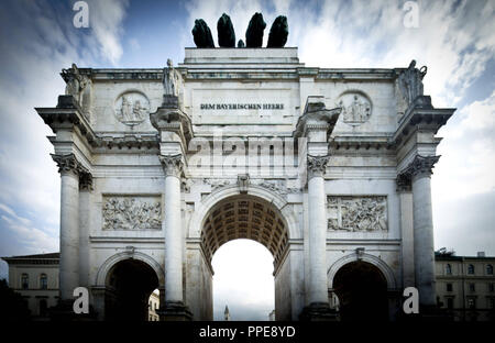 Das Siegestor in München Maxvorstadt, als von der Leopoldstrasse gesehen. Stockfoto