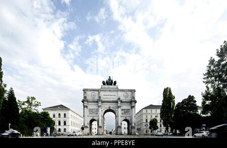 Das Siegestor in München Maxvorstadt, als von der Leopoldstrasse gesehen. Stockfoto