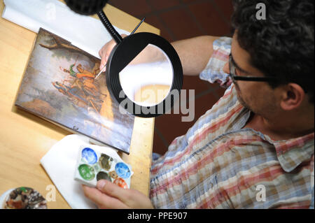 Diplom-Restaurator (konservator) Jens Wagner aus dem staatlichen Naturschutz Amt für Wochen restauriert die Pallinger votive Box (kleine votive Juwel aus Blech mit Szenen der Napoleonischen Kriege). Stockfoto