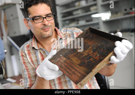 Diplom-Restaurator (konservator) Jens Wagner aus dem staatlichen Naturschutz Amt für Wochen restauriert die Pallinger votive Box (kleine votive Juwel aus Blech mit Szenen der Napoleonischen Kriege). Stockfoto