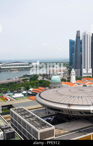 Luftaufnahme des alten und des neuen Obersten Gerichtshofs Gebäude mit Asian Civilisations Museum und das Bankenviertel in der Innenstadt von Singapur Asien Stockfoto