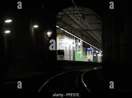 Die große Linie der S-Bahn München ist wegen Bauarbeiten geschlossen: Das Bild zeigt leere Spuren in einem Tunnel. Stockfoto