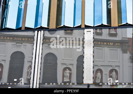 Der letzte Schliff vor der Eröffnung der "Joseph-Pschorr-Haus in der Fußgängerzone von München: der hauptmieter SportScheck Ihren neuen Raum organisiert. Das Bild zeigt die vorderen Fenster mit den Überlegungen der Jesuitenkirche St. Michael in der Neuhauser Straße. Stockfoto