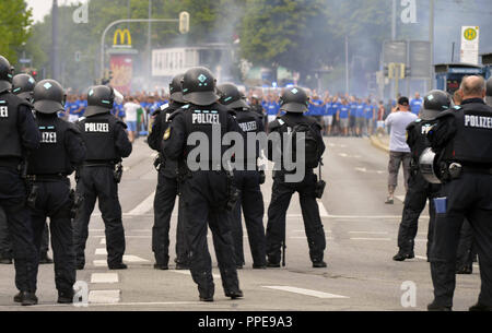 Konfrontation zwischen Lion Fans und der Polizei vor der Regionalliga Süd Derby zwischen dem FC Bayern München II und TSV 1860 München in das Städtische Stadion in der gruenwalder Straße in München. Polizei versuchen, neben den Anhängern beider Vereine zu halten. Stockfoto