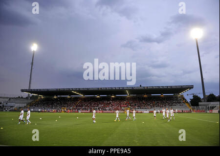 Regionalliga Süd Derby: FC Bayern München II (in Rot) - TSV 1860 München (2-0) in das Städtische Stadion in der gruenwalder Straße in München. Im Bild, 1860 Spieler beim Aufwärmen vor dem Spiel. Stockfoto