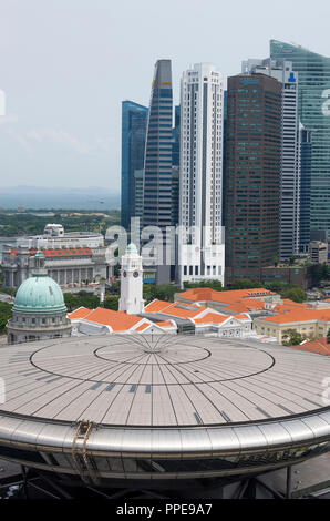 Luftaufnahme des alten und des neuen Obersten Gerichtshofs Gebäude mit Asian Civilisations Museum und das Bankenviertel in der Innenstadt von Singapur Asien Stockfoto