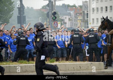 Konfrontation zwischen Lion Fans und der Polizei vor der Regionalliga Süd Derby zwischen dem FC Bayern München II und TSV 1860 München in das Städtische Stadion in der gruenwalder Straße in München. Polizei versuchen, neben den Anhängern beider Vereine zu halten. Stockfoto