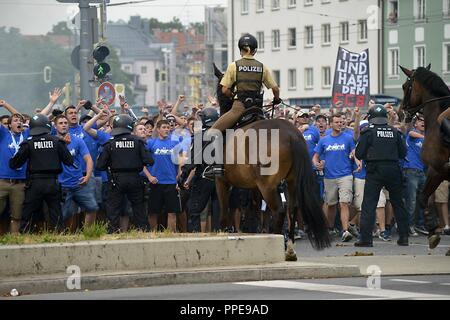 Konfrontation zwischen Lion Fans und der Polizei vor der Regionalliga Süd Derby zwischen dem FC Bayern München II und TSV 1860 München in das Städtische Stadion in der gruenwalder Straße in München. Polizei versuchen, neben den Anhängern beider Vereine zu halten. Stockfoto