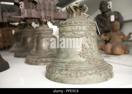 Glocken im Museum Depot der Stadt München in der Lindberghstrasse 44 in Freimann. Das Gebäude dient als gemeinsame externe Depot der Stadt Museum, das Museum Villa Stuck und das Jüdische Museum. Stockfoto