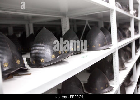 Alte Helme im Museum Depot der Stadt München in der Lindberghstrasse 44 in Freimann. Das Gebäude dient als gemeinsame externe Depot der Stadt Museum, das Museum Villa Stuck und das Jüdische Museum. Stockfoto