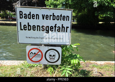 Ein Schild mit der Aufschrift "Baden verboten ist - Lebensgefahr", warnt Schwimmer, bevor Sie ein erfrischendes Bad im Eisbach River. Stockfoto