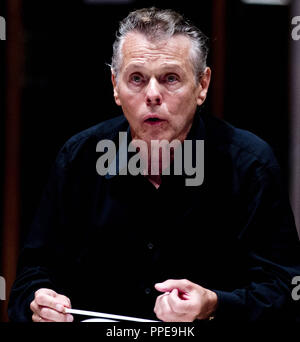 Dirigenten Mariss Jansons dirigiert das BR-Symphonieorchester bei einer Probe in Orlando in der Halle des Germering Rathaus. Stockfoto