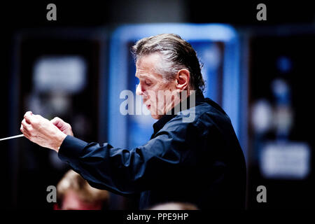 Dirigenten Mariss Jansons dirigiert das BR-Symphonieorchester bei einer Probe in Orlando in der Halle des Germering Rathaus. Stockfoto