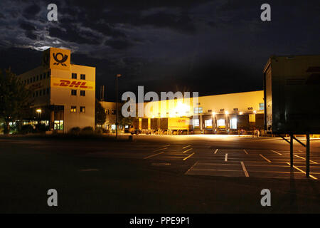 Bericht: DHL Paketzentrum in Aschheim - LKW-Anhänger vor dem Laden von Gates. Stockfoto