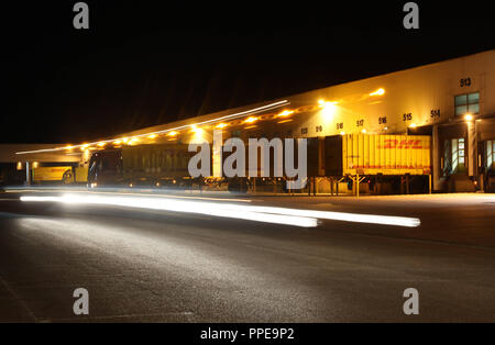 Bericht: DHL Paketzentrum in Aschheim - LKW-Anhänger vor dem Laden von Gates. Stockfoto
