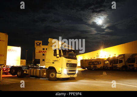 Bericht: DHL Paketzentrum in Aschheim - ein halb fährt rückwärts unter einem Anhänger. Stockfoto