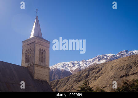 Kirche mit Anden im Hintergrund in Pisco Elqui im Elqui-tal in Chile, Schnee Stockfoto