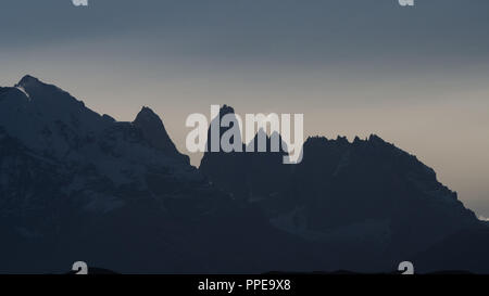 Torres del Paine Silhouette in Chile, Patagonien. National Park. Blick auf den See und die Berge Stockfoto