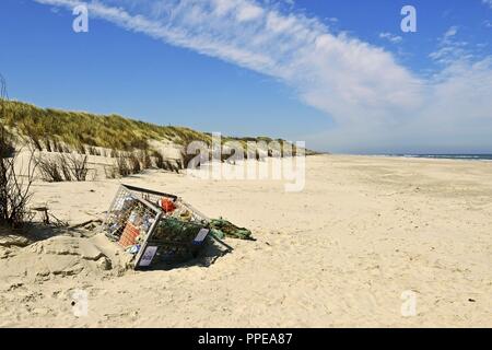 Müll im Sand zwischen Dünen und Strand im Westen der ostfriesischen Insel Juist unter einem weißen und blauen Himmel, 28. Juni 2018 | Verwendung weltweit Stockfoto