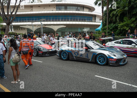 Porsche 911 GT3-Rennwagen Teilnehmenden im Porsche Carrera Cup Asien an der Marina Bay Street Circuit Singapur Asien Stockfoto