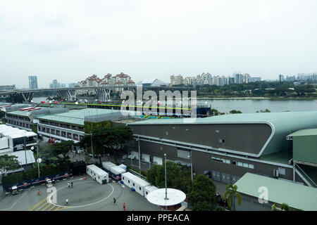 Luftaufnahme der Ständigen Haupttribüne und Garage in den Gruben der FI-Grand Prix von Singapur Nacht Rennen von der Singapore Flyer Singapur Stockfoto