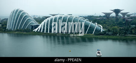 Luftaufnahme des Konservatoriums Komplexe, die Blume Kuppel und Cloud Forest in Gärten durch die Bay Marina Behälter Singapur Republik Singapur Asien Stockfoto