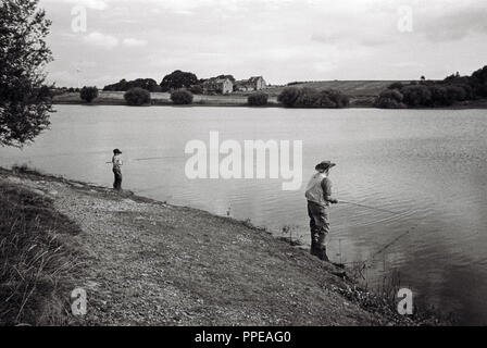 Großvater und Enkel Fliegenfischen bei Scout Deich Reservoir, Thurlstone, Sheffield, Großbritannien Stockfoto