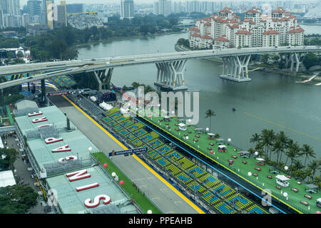 Luftaufnahme der Ständigen Haupttribüne und Garage in den Gruben der FI-Grand Prix von Singapur Nacht Rennen von der Singapore Flyer Singapur Stockfoto