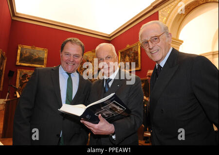 Autor Prof. Hubert Glaser (Mitte), Minister für Kunst Wolfgang Heubisch (links) und Herzog Franz von Bayern bei der Buchvorstellung der Korrespondenz zwischen Leo von Klenze und König Ludwig I. im Rubenssaal der Alten Pinakothek. Stockfoto