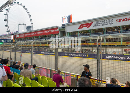 Das große Rad genannt Singapore Flyer zusammen mit Pit Grandstand bei Formel 1 Grand Prix 2018 in Singapur Republik Singapur Asien Stockfoto