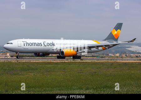 Palma de Mallorca, Spanien - 12. Mai 2018: Thomas Cook Skandinavien Airbus A330 Flugzeug am Flughafen Palma de Mallorca (PMI) in Spanien. | Verwendung weltweit Stockfoto