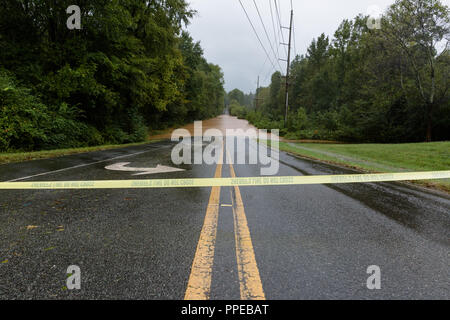 Waxhaw, North Carolina- September 16, 2018: Regenwasser vom Hurrikan Florence Überschwemmungen eine Fahrbahn Stockfoto