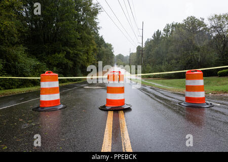 Waxhaw, North Carolina- September 16, 2018: Barrikaden Block eine Fahrbahn durch Regen vom Hurrikan Florence überflutet Stockfoto