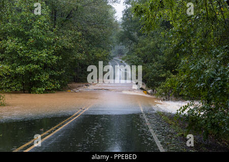 Waxhaw, North Carolina- September 16, 2018: Regenwasser vom Hurrikan Florence wäscht heraus eine Brücke Stockfoto