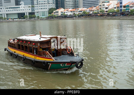 Die schöne Boat Quay Gehäuse Restaurants mit Pkw Taxi Boot auf dem Singapore River South Bank Singapur Stockfoto