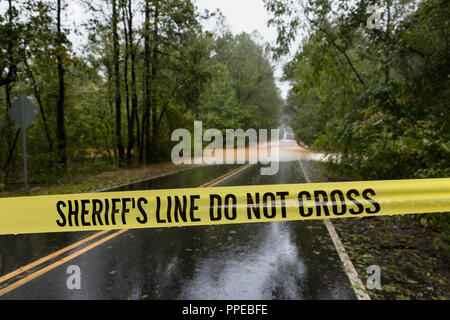 Waxhaw, North Carolina- 16. September 2018: Polizei Block die Straße nach der Brücke wird durch Regen vom Hurrikan Florenz gewaschen Stockfoto