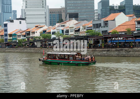 Die schöne Boat Quay Gehäuse Restaurants mit Pkw Taxi Boot auf dem Singapore River South Bank Singapur Stockfoto