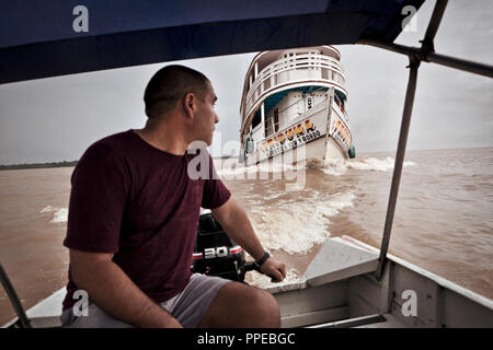 Der Gerichtshof Schiff "tribuna" mit voller Geschwindigkeit in den Amazonas Delta Brasilien. Alle zwei Monate das Schiff nimmt sich das Recht zu den abgelegenen Dörfern am Amazonas. Stockfoto