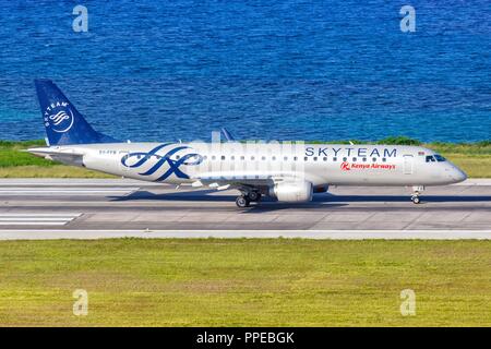 Mahe, Seychellen - November 25, 2017: Kenya Airways Embraer 190 Flugzeug am internationalen Flughafen der Seychellen (SEZ) in den Seychellen. | Verwendung weltweit Stockfoto