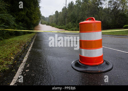 Waxhaw, North Carolina- 16. September 2018: Polizei Barrikade der Straße nach der Brücke wird durch Regen vom Hurrikan Florenz gewaschen Stockfoto