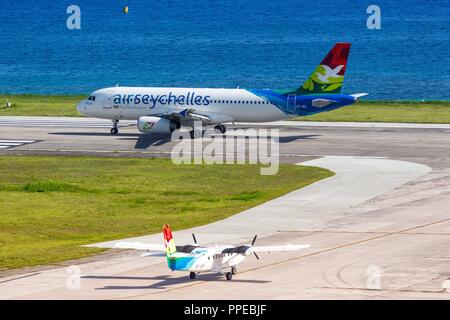 Mahe, Seychellen - November 25, 2017: Air Seychelles Flugzeuge am internationalen Flughafen der Seychellen (SEZ) in den Seychellen. | Verwendung weltweit Stockfoto