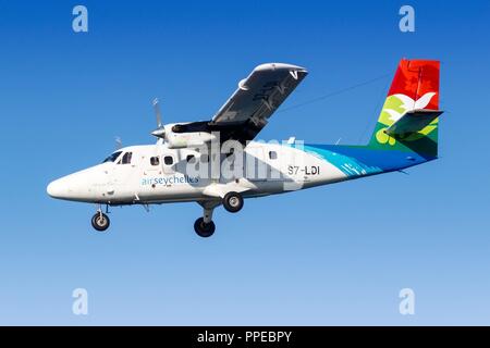 Mahe, Seychellen - November 24, 2017: Air Seychelles -6-400 TWIN OTTER DHC Flugzeug am internationalen Flughafen der Seychellen (SEZ) in den Seychellen. | Verwendung weltweit Stockfoto
