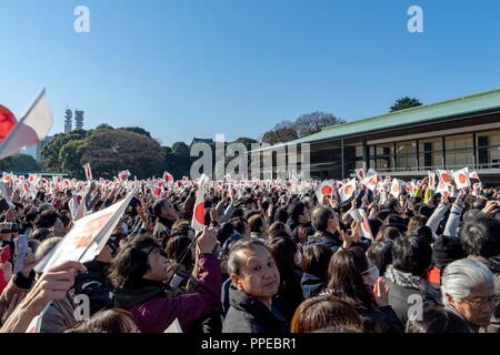 Japan: Massen hören bei der letzten Geburtstag Rede des japanischen Kaisers Akihito, vor dem Kaiserpalast von Tokio. Foto vom 23. Dezember 2017. | Verwendung weltweit Stockfoto