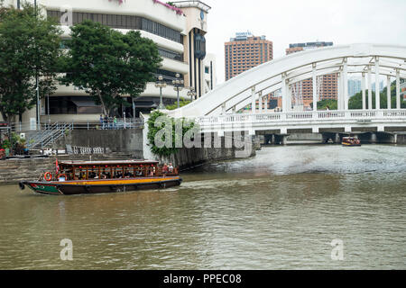 Die Elgin Bridge River Crossing mit touristischen Taxi Boot auf dem Singapore River mit dem Riverwalk Eigentumswohnung Gebäude in Singapur Asien Stockfoto