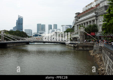 Das Wahrzeichen Fullerton Hotel und Teil des Finanzplatzes in der Nähe der Esplanade vor dem Grand Prix von Singapur Republik 2018 von Singapur Asien Stockfoto